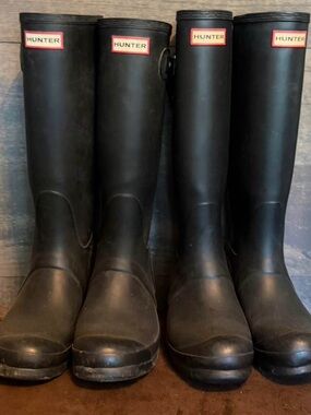 Size 7 Hunter Women’s Black Knee-High Rubber Rain Boots